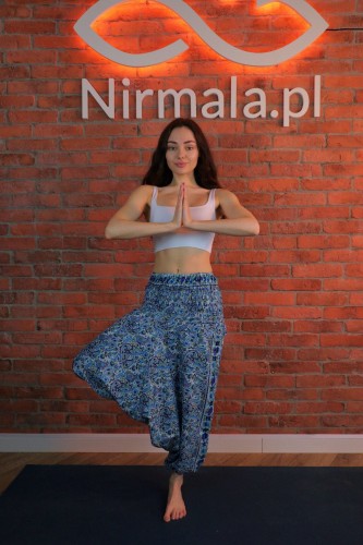 Spodnie jogowe haremki Indigo Flow – niebieskie z orientalnym wzorem — Spodnie haremki Indigo Flow z paisleyowym wzorem w