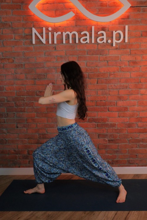 Spodnie jogowe haremki Indigo Flow – niebieskie z orientalnym wzorem — Spodnie haremki Indigo Flow z paisleyowym wzorem w