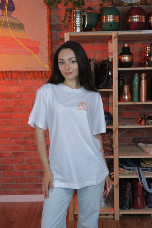 Koszulka Unisex Nirmala – Biała, 100% Bawełna — ✔ 100% naturalna, oddychająca bawełna ✔ Uniwersalny krój – pasuje zarówno