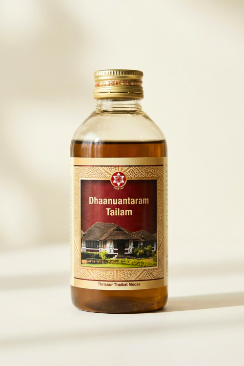 Dhaanuantaram Tailam 200 ml olejek do masażu ajurweda — Dhaanuantaram Thailam Oil to ajurwedyjski olejek terapeutyczny