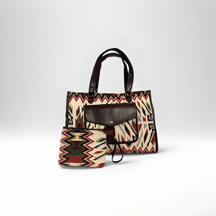 Damska Torba Bawełniana Na Laptop Kilim - Retro — Bawełniana torba damska na laptopa z barwnym wzorem kilim w czerwieni