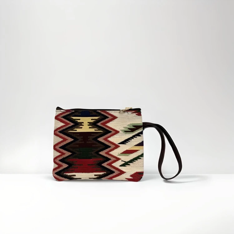 Damska Torba Bawełniana Na Laptop Kilim - Retro — Bawełniana torba damska na laptopa z barwnym wzorem kilim w czerwieni
