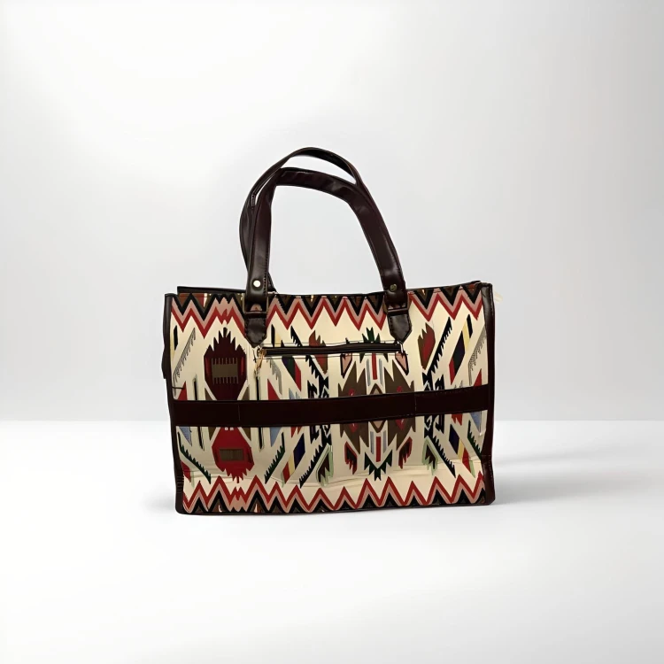 Damska Torba Bawełniana Na Laptop Kilim - Retro — Bawełniana torba damska na laptopa z barwnym wzorem kilim w czerwieni