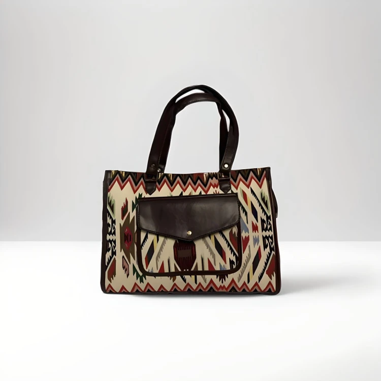 Damska Torba Bawełniana Na Laptop Kilim - Retro — Bawełniana torba damska na laptopa z barwnym wzorem kilim w czerwieni
