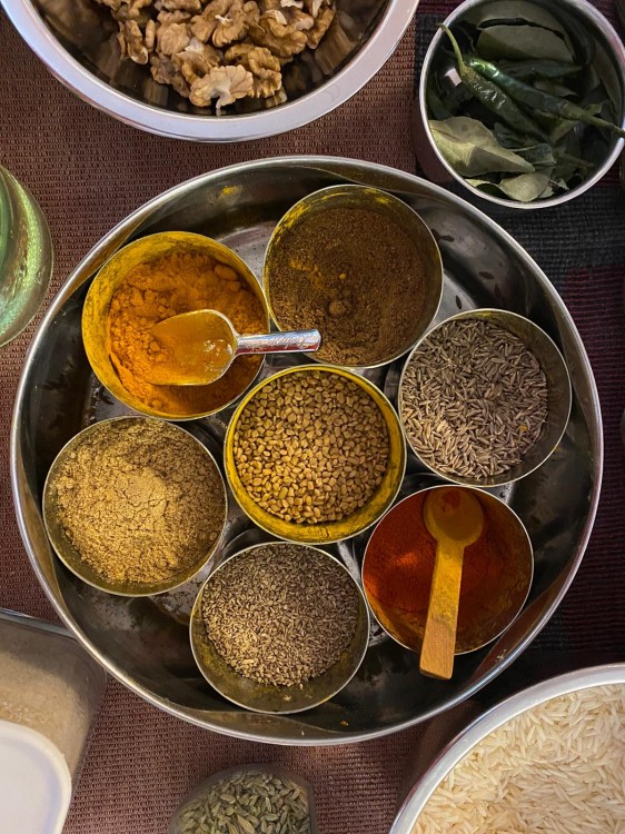 Przyprawnik z łyżeczkami i pokrywką 7 pojemników INDYJSKIE PRODUKTY