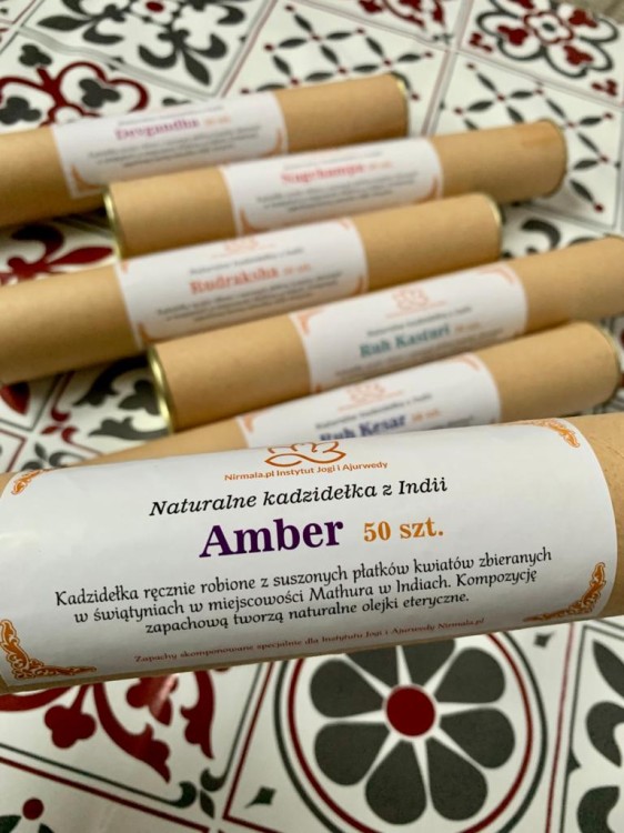 Kadzidełka naturalne 50 szt. - Amber — Naturalne kadzidełka z Indii robione ręcznie z suszonych płatków kwiatów