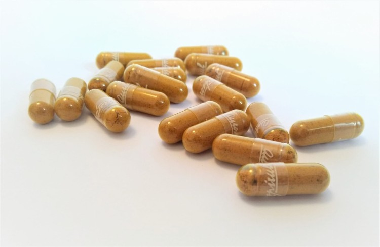 Kurkuma 100 kaps. 40 g — Kurkuma ( Curcuma longa ) / Turmeric często jest określana jako „królowa przypraw” o